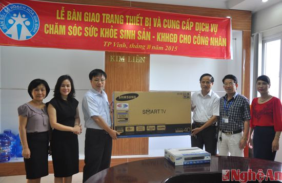 Trao tặng trang thiết bị truyền thông cho Ban Giám đốc nhà máy may Minh Anh Kim Liên