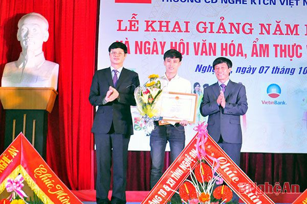 lãnh đạo tỉnh và Nhà trường đã trao thưởng cho em Đặng Duy Tuấn- học sinh khoa Hàn dự thi tay nghề thế giới tại Brazin và là 1/7 học sinh đạt chứng chỉ nghề xuất sắc.