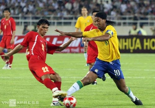 Năm 2008, Ronaldinho cùng Olympic Brazil đá giao hữu với tuyển Việt Nam tại Mỹ Đình. 