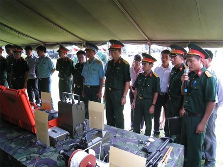 Các đại biểu tham quan một số trang bị kỹ thuật khi trung tâm đi vào hoạt động.