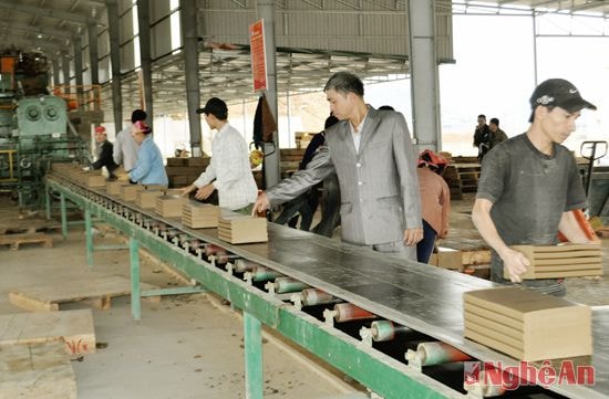 Sản xuất phôi ngói bằng công nghệ tiên tiến ở CCN Nghĩa Hoàn (Tân Kỳ) Ảnh: châu lan