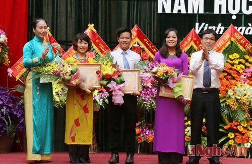 Đồng chí Đinh Thị Lệ Thanh trao chứng nhận danh hiệu giáo viên dạy giỏi cấp quốc gia
