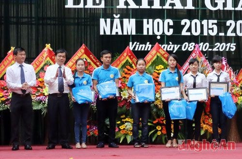 Hiệu trưởng Dương Xuân Thao, trao học bổng cho những sinh viên có kết quả cao trúng tuyển vào nhà trường