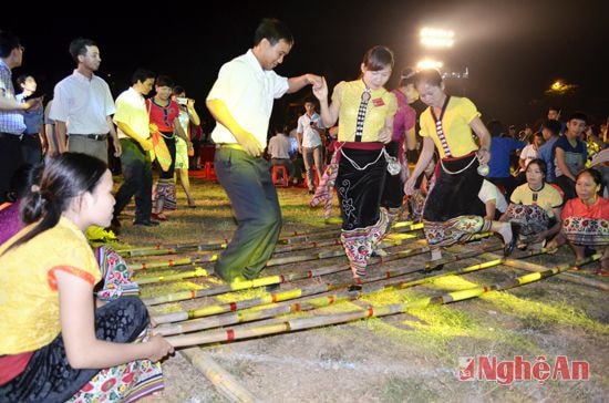 l Người dân và du khách cùng tham gia nhảy sạp.