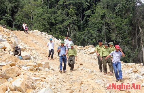 Đoàn kiểm tra trực tiếp đi dọc theo tuyến đường tuần tra biên giới dài gần 22 km thuộc địa phận xã Hạnh Dịch huyện Quế Phong. 