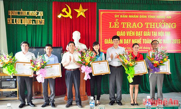 Đồng chí Lê Xuân Đại và lãnh đạo Sở LĐ, TB&XH trao bằng khen cho các giáo viên đạt giải Nhất, Nhì, Ba và các tập thể có thành tích bồi dưỡng giáo viên đạt giải