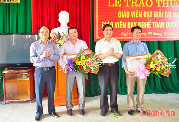 Lãnh đạo Sở Lao động, Thương binh và Xã hội trao giấy khen của Tổng cục Dạy nghề cho 2 giáo viên đạt giải Khuyến khích