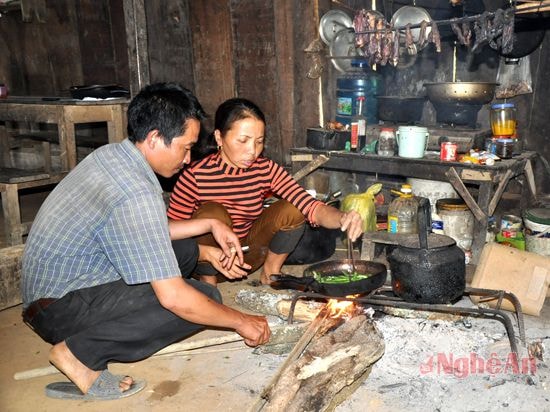 Vợ chồng thầy Nguyễn Hồ Quang chuẩn bị bữa tối.