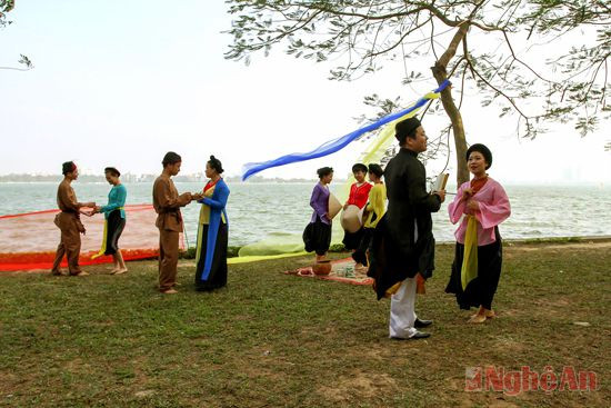CLB UNESCO dân ca ví giặm trình diễn ở Hồ Tây (Hà Nội). Ảnh: Lê thanh phong
