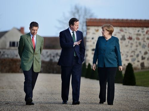 Ông Joachim Sauer (thứ nhất, bên trái) tháp tùng vợ trò chuyện với Thủ tướng Anh David Cameron