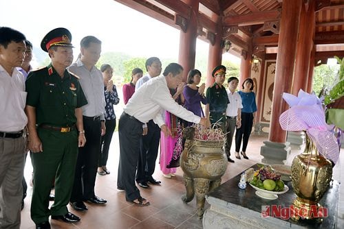 Đại biểu Quốc hội thắp hương tưởng niệm tại phần mộ các anh hùng liệt sỹ Truông Bồn.