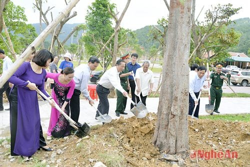 Đoàn ĐBQH tỉnh trồng cây tại Khu di tích lịch sử Truông Bồn.