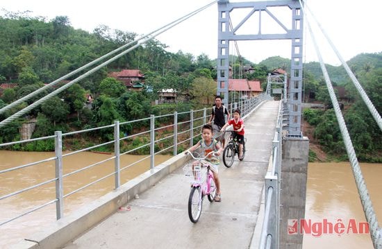 Cầu Khe Ngậu, xã Xá Lượng (Tương Dương)  mới đưa vào sử dụng.Ảnh: T.L