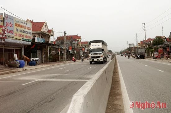 l Quốc lộ 1A đoạn qua huyện Quỳnh Lưu  sau khi được nâng cấp, mở rộng.Ảnh: T.L