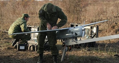 Các binh sĩ Nga sử dụng máy bay do thám không người lái. Ảnh: Sputnik