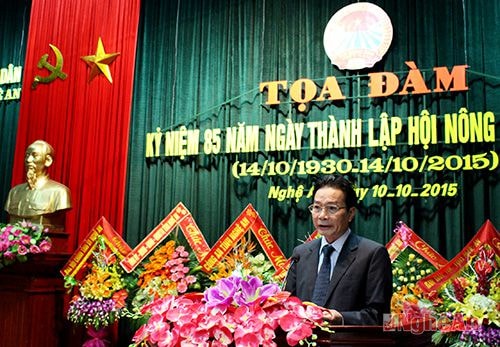 Ông Nguyễn Hữu Nhị - Tỉnh ủy viên, Chủ tịch Hội Nông dân tỉnh báo cáo thành tích 75 năm qua của Hội nông dân tỉnh nhà.