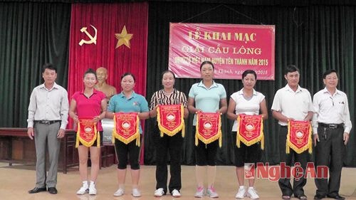  Trao cờ lưu niệm cho các đội tham dự