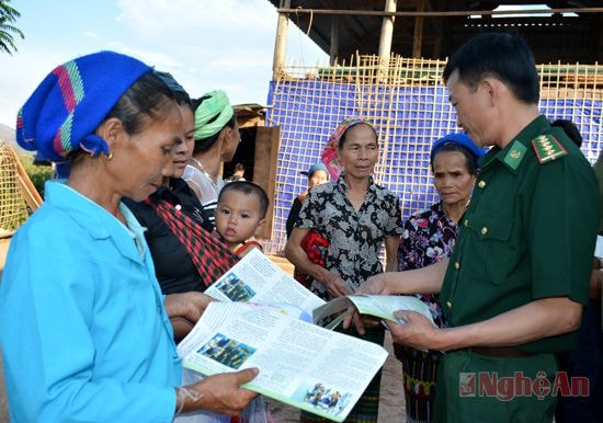 Bộ đội Đồn Biên phòng Keng Đu (Kỳ Sơn) tuyên truyền, phổ biến pháp luật,  chủ trương, chính sách mới cho người dân.