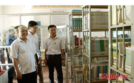 Đồng chí Nguyễn Thế Trung thăm thư viện của Trường THPT Bắc Yên Thành.Ảnh: Trường Ca