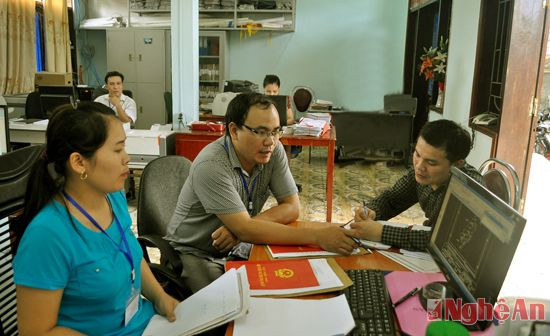 Kiểm tra chấp hành Chỉ thị 17 của Tỉnh ủy  tại Văn phòng đăng ký QSD đất Con Cuông.  Ảnh: Văn Hải