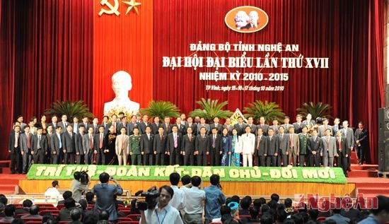 Ban Chấp hành Đảng bộ tỉnh ra mắt tại Đại hội lần thứ XVII - 2010.  Ảnh: Sỹ minh