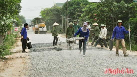 Làm đường giao thông nông thôn ở xã Nghi Lâm (Nghi Lộc).