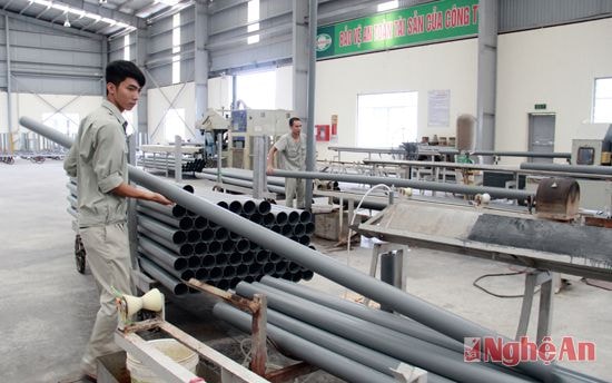 l Sản xuất tại Nhà máy nhựa Tiền Phong. Ảnh: Hoàng Vĩnh