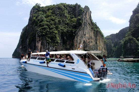 Du khách tham quan cụm đảo Phi Phi tại tỉnh Phu Kệt (Thái Lan). Ảnh: Đào Tuấn