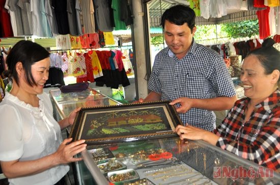 Quầy bán đồ lưu niệm tại Khu di tích Kim Liên (Nam Đàn). Ảnh: Thanh Thủy.