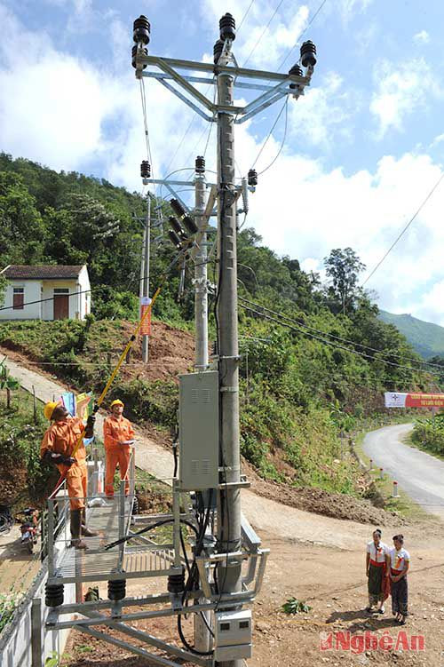 Khánh thành và đóng điện lưới quốc gia ở trạm điện xã Phà Đánh- Kỳ Sơn