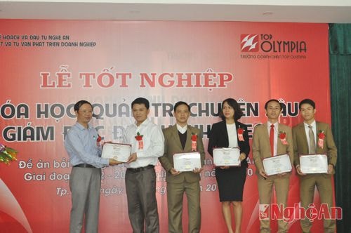 Ông Bùi Thanh An trao Chứng chỉ tốt nghiệp khóa học cho các học viên