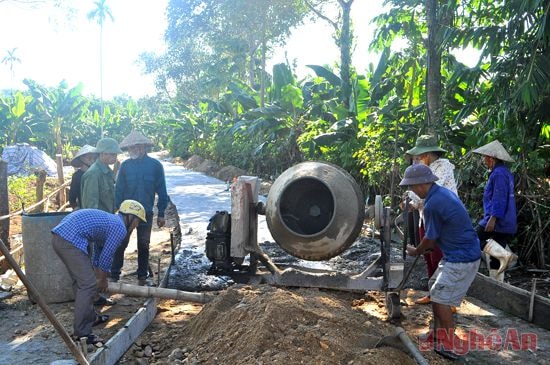 Người dân xóm 4, xã Nghĩa Tiến (TX. Thái Hòa) làm những km đường giao thông cuối cùng để đón Bằng công nhận xã đạt chuẩn NTM. Ảnh: n. hải