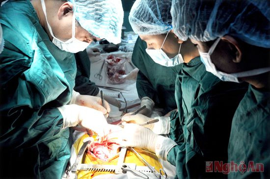 Một ca phẫu thuật ghép thận tại Bệnh viện Hữu nghị Đa khoa tỉnh.