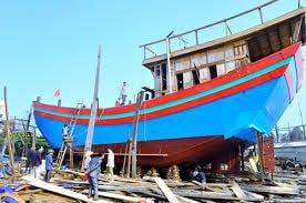 Với sự hỗ trợ của các cấp, ngư dân mạnh dạn đóng thuyền to, máy lớn vươn khơi.
