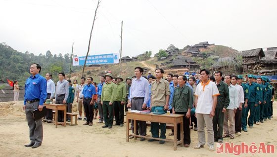 Lễ kết nạp đảng viên mới tại bản Huồi Mới I, xã Tri Lễ, huyện Quế Phong