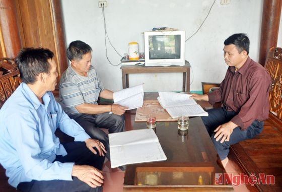 Chi ủy bản Tạ Xiêng, xã Ngọc Lâm, huyện Thanh Chương hội ý để triển khai kế hoạch trồng chè đến đồng bào