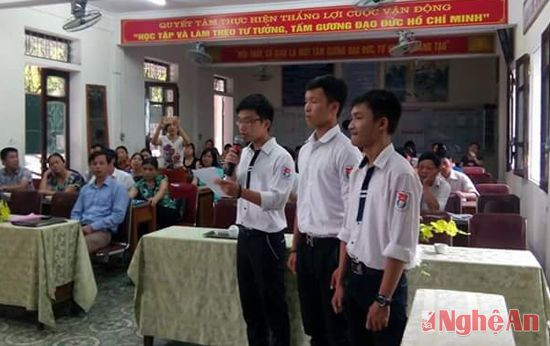 Lễ kết nạp đảng cho học sinh tại Trường THPT Huỳnh Thúc Kháng (TP. Vinh).