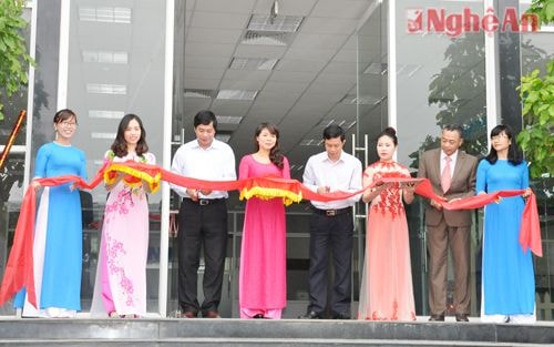 Các đại biểu cắt băng khai trương điểm bán hàng