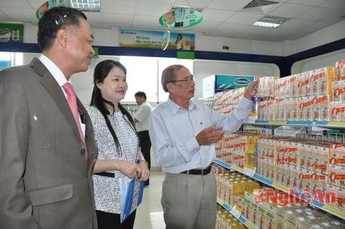 Các đại biểu tham quan gian hàng