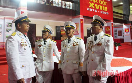 Các cựu chiến binh đoàn tàu không số và đặc công hải quân khu vực Nghệ Tĩnh đã đông đủ tại Nhà văn hóa Lao động tỉnh và cùng ôn lại ký ức chiến trường 