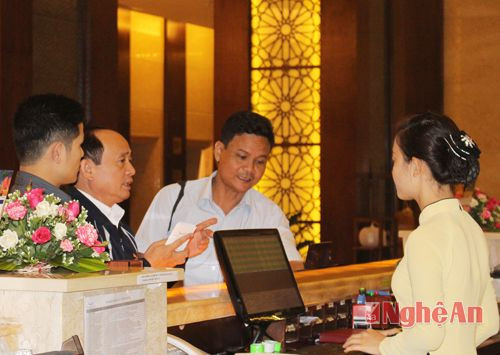 Đại biểu miền núi đã có mặt tại khách sạn Mường Thanh - Sông Lam để chuẩn bị dự Đại hội. Trong ảnh: Đoàn đại biểu huyện Kỳ Sơn làm thủ tục lại sảnh lễ tân 