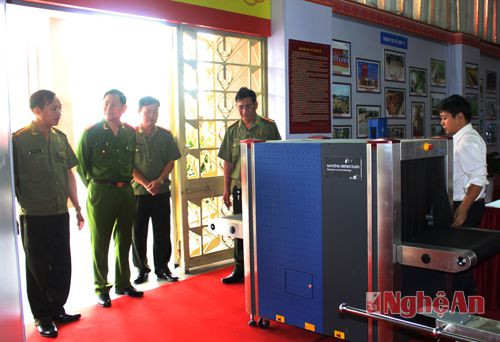 Đại tá Nguyễn Hữu Cầu - Uỷ viên BTV Tỉnh ủy, giám đốc công an tỉnh (giữa) trực tiếp kiểm tra công tác đảm bảo an toàn cho Đại hội