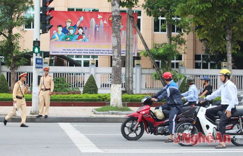 Lực lượng cảnh sát giao thông trên địa bàn thành phố Vinh tăng cường các nhiệm vụ đảm bảo trật tự an toàn giao thông 