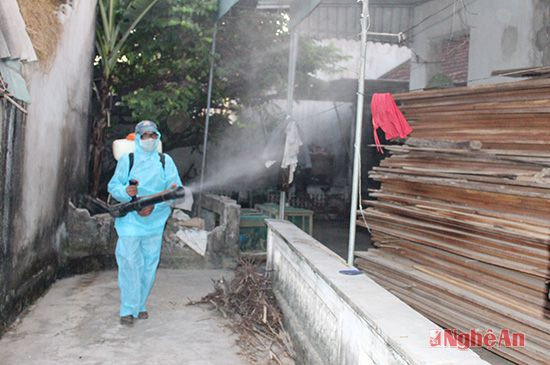 Phun hóa chất để xử lý ổ dịch ở xã Hưng Long, Hưng Nguyên 