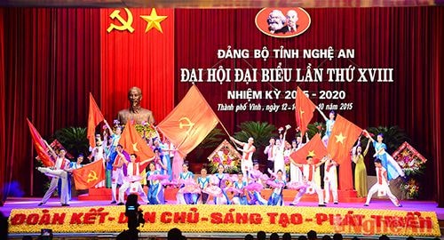 Chương trình nghệ thuật chào mừng “Sáng mãi ngôi sao dẫn đường” do tập thể nghệ sỹ, diễn viên đoàn ca múa nhạc dân tộc Nghệ An biểu diễn.