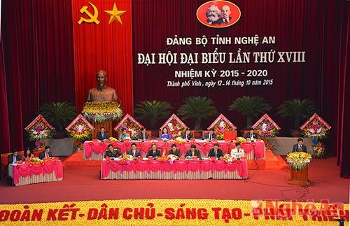 Các thành viên trong Đoàn Chủ tịch và Đoàn thư ký Đại hội.