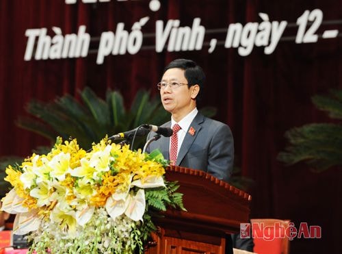 Đồng chí Nguyễn Xuân Sơn - Phó Chủ tịch HĐND tỉnh trình bày báo cáo tổng hợp ý kiến góp ý vào dự thảo các Văn kiện trình Đại hội XII của Đảng.