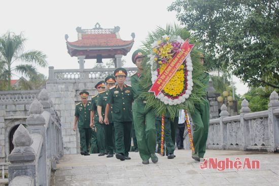 Đoàn đại biểu dâng hoa tại nghĩa trang liệt sỹ Việt – Lào huyện Anh Sơn.