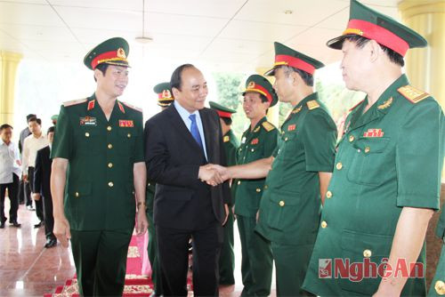 Lãnh đạo Quân khu 4 vui mừng đón đồng chí Nguyễn Xuân Phúc tới thăm và làm việc.