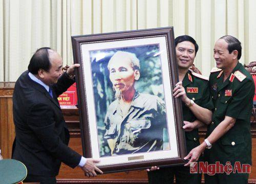 Nhân dịp này Phó thủ tướng Nguyễn Xuân Phúc đã tặng bức chân dung Bác Hồ đang cùng chúng hành quân